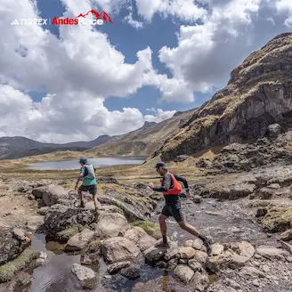 personnes faisant du trek montagnes pérou 