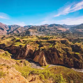 photo prise en hauteur du canyon de colca pérou pour voir condors