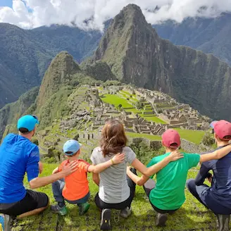 famille observant machu picchu 