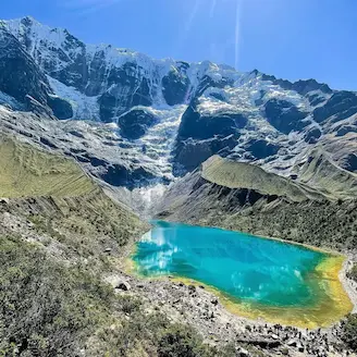 vue lac bleu au milieu des montagnes humantay 
