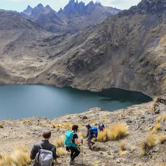 personnes faisant du trek à pisac près d'un lac