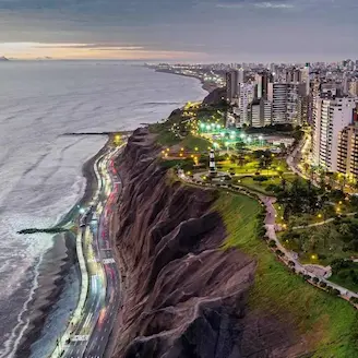vue de drone de la costa verde lima