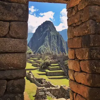 machu picchu vu d'une fenêtre inca