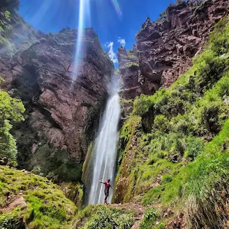 vue en contre plongée de la cascade peolniyoc au pérou