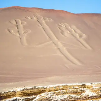 personne faisant du surf sur dunes ica huacachina pérou