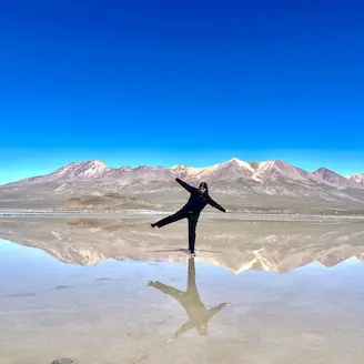 personne debout sur les salinas arequipa pérou