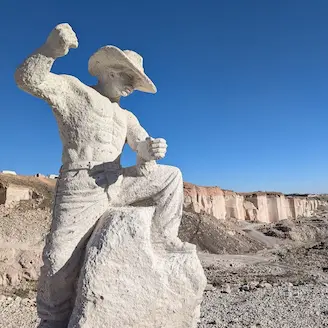 statue  personne travaillant la pierre route du sillar 